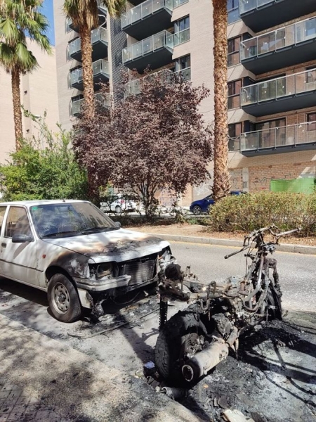 Imagen de la moto y el coche calcinados (PP)