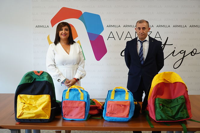 Imagen de la entrega de las mochilas (AYTO. ARMILLA)
