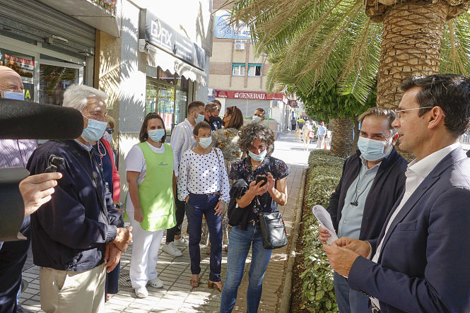 Imagen de la visita al Camino de Ronda (JAVIER ALGARRA / AYUNTAMIENTO) 