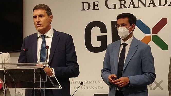 El delegado del Gobierno en Andalucía, Pedro Fernández, y el alcalde de Granada, Francisco Cuenca, en imagen de archivo (EUROPA PRESS)