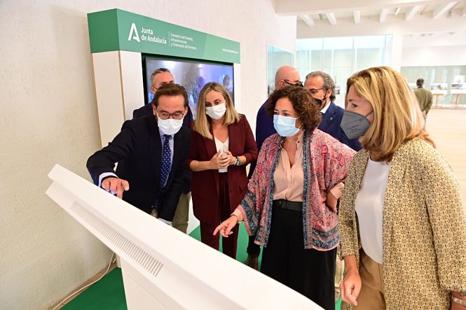 Imagen de la visita al stand situado en la Escuela Técnica Superior de Arquitectura (JUNTA)