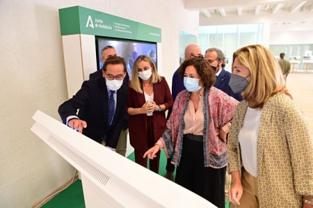 Imagen de la visita al stand situado en la Escuela Técnica Superior de Arquitectura (JUNTA)
