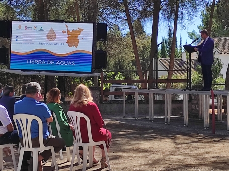 El delegado territorial de Turismo en Granada, Gustavo Rodríguez ha visitado Arenas del Rey (JUNTA)