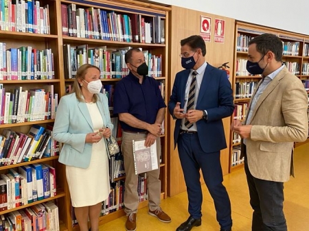 Imagen de una visita a la Biblioteca Francisco Ayala (AYTO. GRANADA /ARCHIVO) 