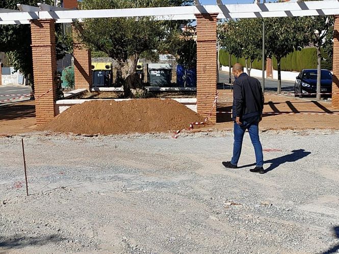 el alcalde de Otura, Nazario Montes, visita uno de los parques infantiles que el Ayuntamiento está renovando (AYTO. OTURA)