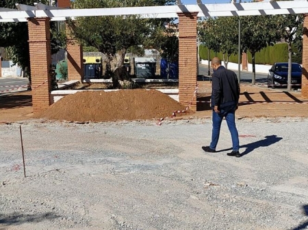 el alcalde de Otura, Nazario Montes, visita uno de los parques infantiles que el Ayuntamiento está renovando (AYTO. OTURA)