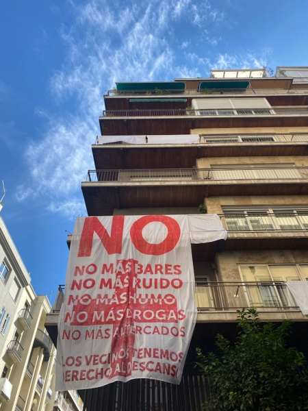 Pancarta en un edificio de la calle Ángel Ganivet 