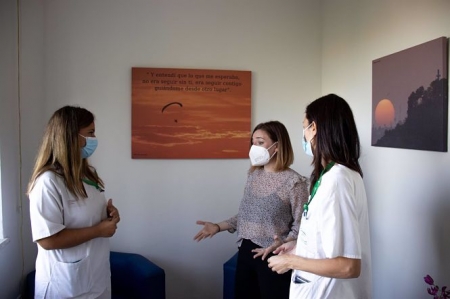 Matronas del Hospital Virgen de las Nieves de Granada charlan con la psicóloga en la sala de duelo perinatal (JUNTA DE ANDALUCÍA)