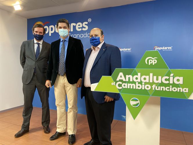 Carlos Rojas, Pablo Hispán y José Robles en la sede provincial del PP de Granada (PP)