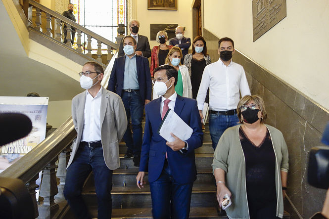 El alcalde de Granada, Francisco Cuenca, junto a su equipo antes de la rueda de prensa en la que ha hecho balance de sus cien días de gobierno (AYUNTAMIENTO DE GRANADA)