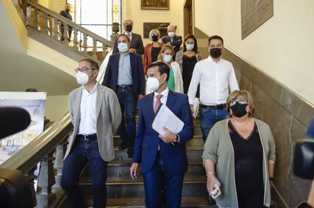 El alcalde de Granada, Francisco Cuenca, junto a su equipo antes de la rueda de prensa en la que ha hecho balance de sus cien días de gobierno (AYUNTAMIENTO DE GRANADA)
