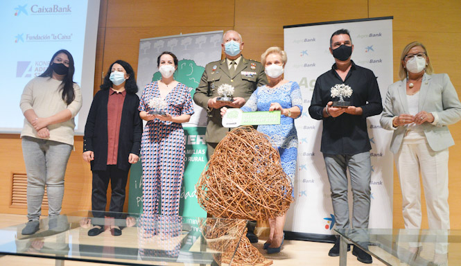 Safia Popal y su hija; la presidenta nacional de AFAMMER y la presidenta de AFAMMER-Andalucía, junto con los premiados (AFFAMER)