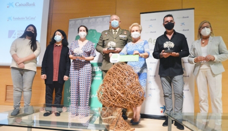 Safia Popal y su hija; la presidenta nacional de AFAMMER y la presidenta de AFAMMER-Andalucía, junto con los premiados (AFFAMER)