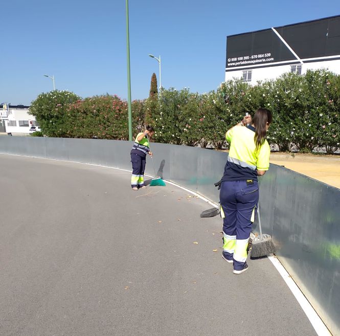 Dos operarias de limpieza del Ayuntamiento de La Zubia (AYTO. LA ZUBIA)
