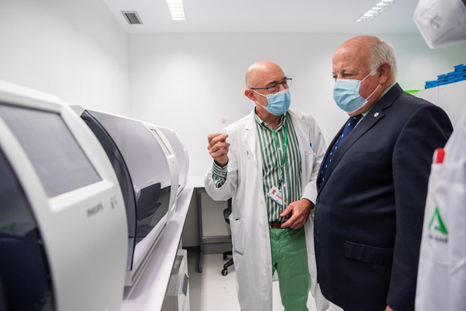 Visita de Jesús Aguirre al laboratorio de anatomía patologíca (HUSC)