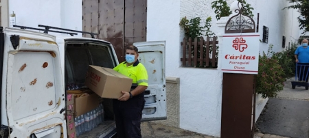 Un operario municipal del Ayuntamiento de Otura llevan los alimentos a Cáritas (AYTO. OTURA) Un operario municipal del Ayuntamiento de Otura llevan los alimentos a Cáritas (AYTO. OTURA)