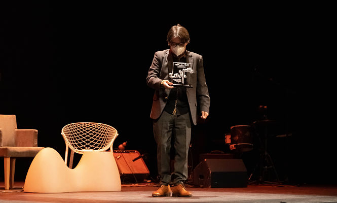 Javier Tolentino recibe el galardón (FIJR)