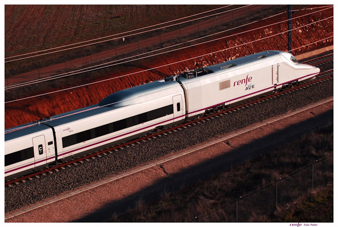 Imagen de archivo de un tren de Alta Velocidad AVE (RENFE)