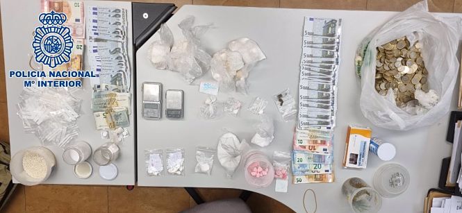 Droga y dinero intervenido en una vivienda del Zaidín donde se vendía droga (POLICÍA NACIONAL) 