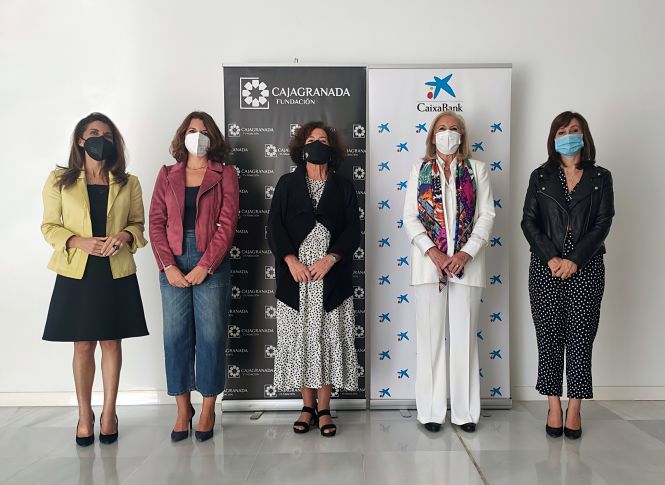 Foto de familia tars la firma del convenio (CAJAGRANADA FUNDACIÓN)