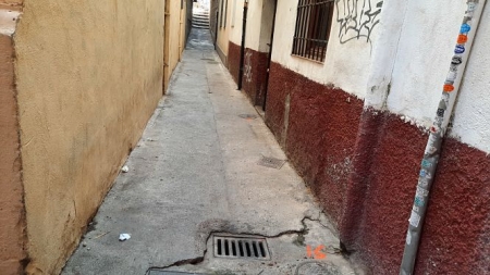 Estado de una de las calles antes de la intervención (AYTO. GRANADA)