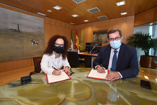 Imagen de la firma del convenio con Fegradi (R. MARTINEZ / DIPGRA)