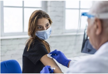 Mujer recibiendo la vacuna de la covid (ISTOCK)