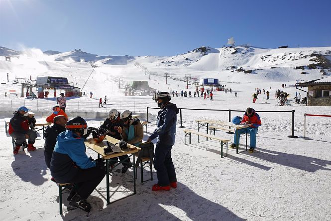 Esquiadores en la estación de esquí de Sierra Nevada (archivo) (ÁLEX CÁMARA - EUROPA PRESS) 