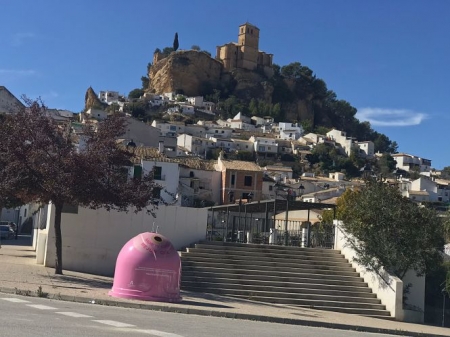 contenedor rosa contra el cáncer de mama colocado en la Plaza de Andalucía de Montefrío (AYTO. MONTEFRIO) contenedor rosa contra el cáncer de mama colocado en la Plaza de Andalucía de Montefrío (AYTO. MONTEFRIO)