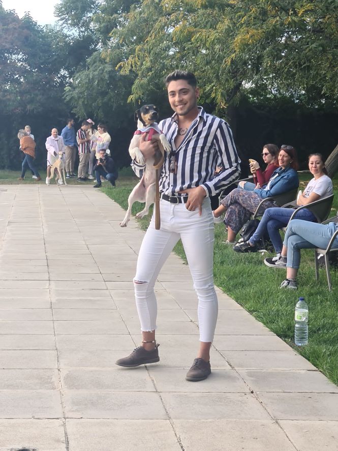 pasarela benéfica celebrada en Vegas del Genil para encontrar un hogar a una veintena de perros y gatos (AYTO. VEGAS DEL GENIL)