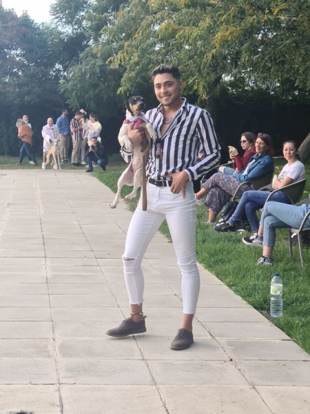 pasarela benéfica celebrada en Vegas del Genil para encontrar un hogar a una veintena de perros y gatos (AYTO. VEGAS DEL GENIL)