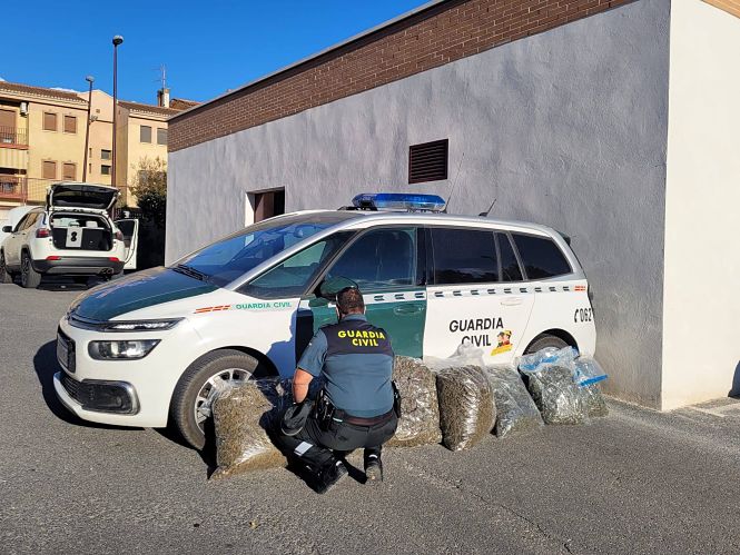 Un agente de la Guardia CIvil con la marihuana incautada (GUARDIA CIVIL)