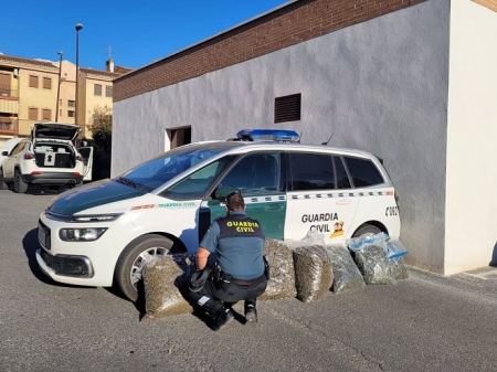 Un agente de la Guardia CIvil con la marihuana incautada (GUARDIA CIVIL)