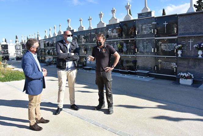 Imagen de la visita al cementerio de Baza (AYTO. BAZA)
