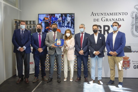 Presentación de los nuevos tótems de desfibriladores (JAVIER ALGARRA / AYUNTAMIENTO) 