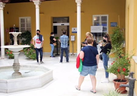 Turistas en la oficina de Información del Patronato Provincial de Turismo de Granada, en imagen de archivo (DIPUTACIÓN DE GRANADA) 