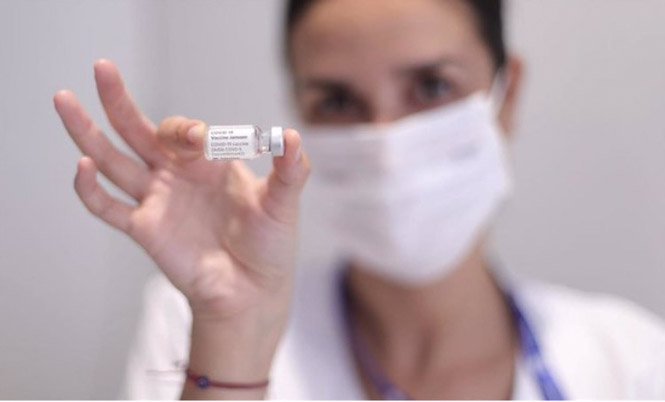 Una sanitaria sujeta una dosis de Janssen contra el Covid-19 (EDUARDO PARRA - EUROPA PRESS) 