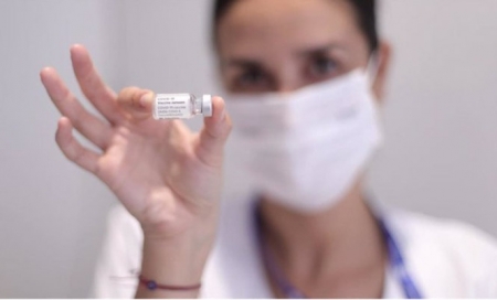 Una sanitaria sujeta una dosis de Janssen contra el Covid-19 (EDUARDO PARRA - EUROPA PRESS) 