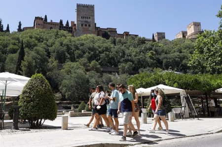 Turistas por las calles de Granada en una imagen de archivo (ÁLEX CÁMARA / EUROPA PRESS)