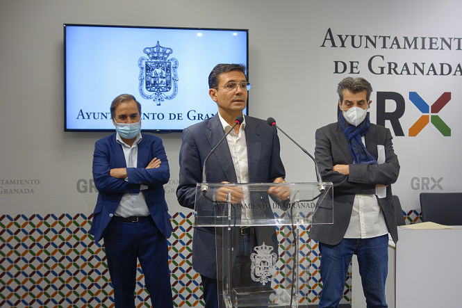 El Alcalde de Granada, Francisco Cuenca, en rueda de prensa (JAVIER ALGARRA / AYUNTAMIENTO)