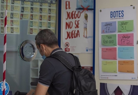 Un hombre compra lotería en una administración (MARÍA JOSÉ LÓPEZ - EUROPA PRESS) Un hombre compra lotería en una administración (MARÍA JOSÉ LÓPEZ - EUROPA PRESS)