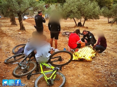 Un ciclista menor de edad trasladado al hospital tras sufrir una caída con heridas en el rostro en Granada (POLICÍA LOCAL)