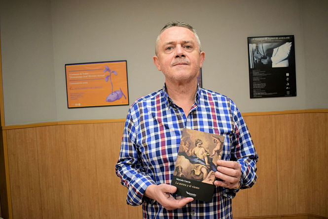 El poeta, Marcelo García, posa con su libro (AYTO. ALBOLOTE)