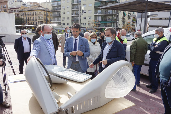 El Alcalde de Granada, Francisco Cuenca ha supervisado las nuevas farolas (JAVIER ALGARRA / AYUNTAMIENTO) 