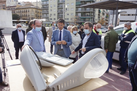 El Alcalde de Granada, Francisco Cuenca ha supervisado las nuevas farolas (JAVIER ALGARRA / AYUNTAMIENTO) 