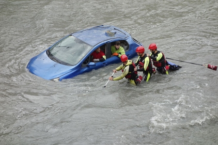 Imagen del simulacro del rescate del vehículo (JAVIER ALGARRA / AYUNTAMIENTO) 