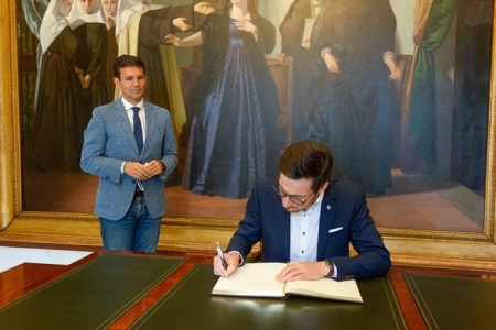 El Alcalde de Friburgo firma en el Libro de Honor de Granada (AYTO. GRANADA) 