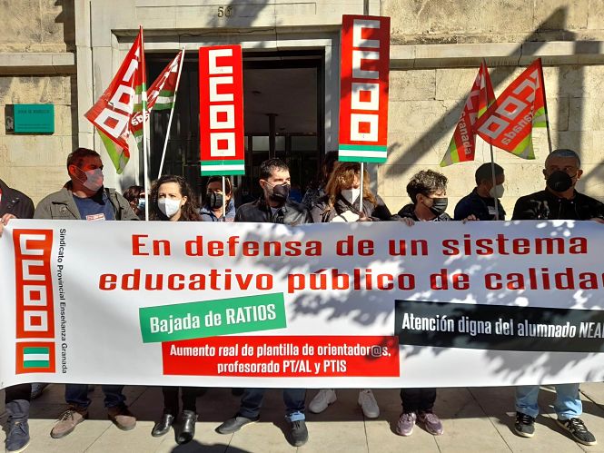 Concentración en la sede de la Delegación de Educación (CCOO)