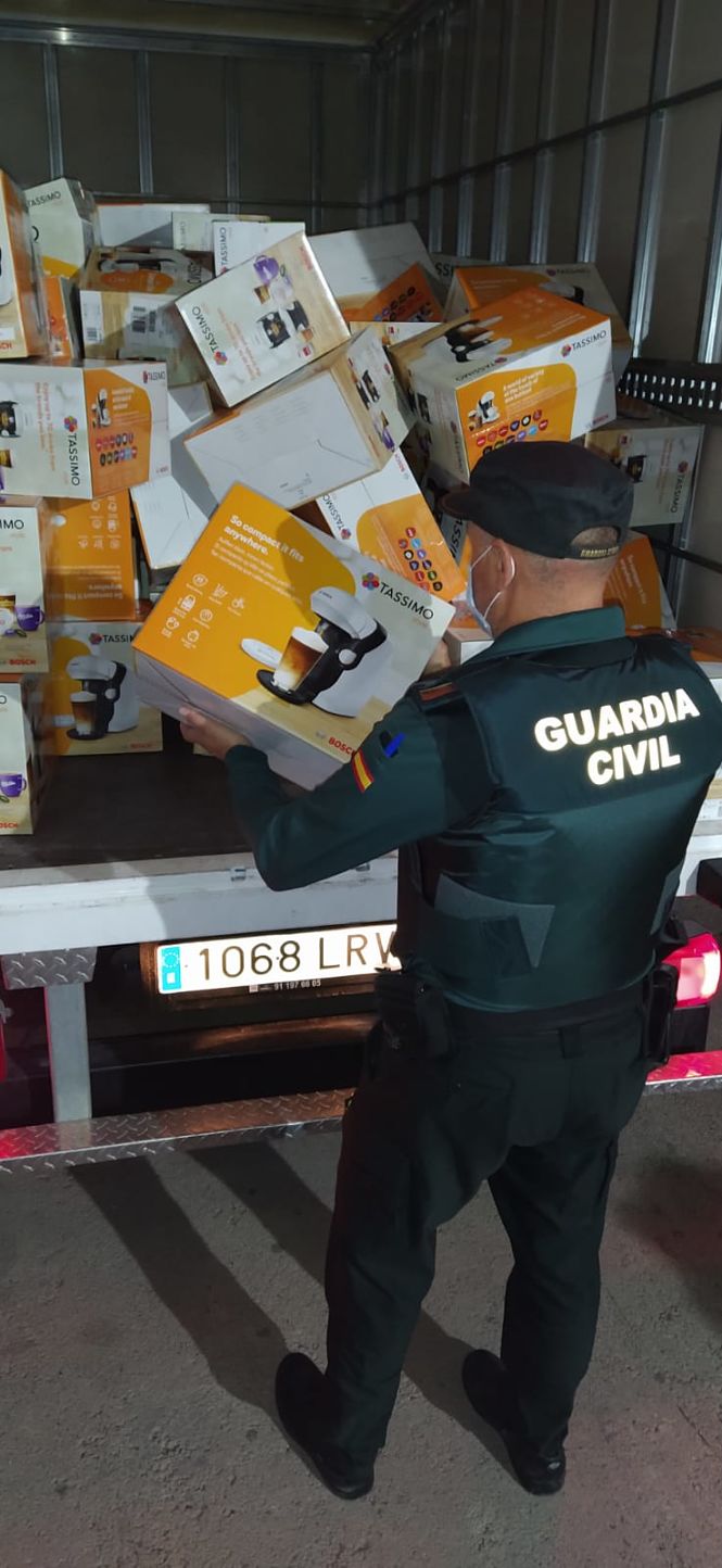 Un Guardia CIvil con la mercancia recuperada (GUARDIA CIVIL)