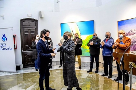 La concejal de Cultura de Granada, María de Leyva, entrega el primer premio a Francisco Martínez Careño (FUNDACIÓN AGUA GRANADA) 
